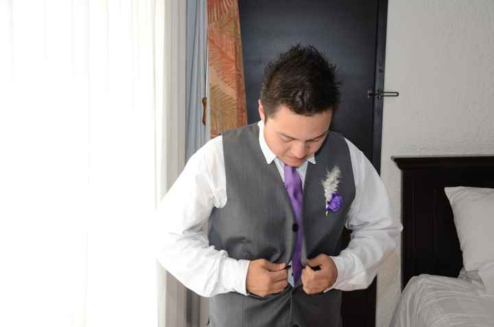 Novio preparandose 