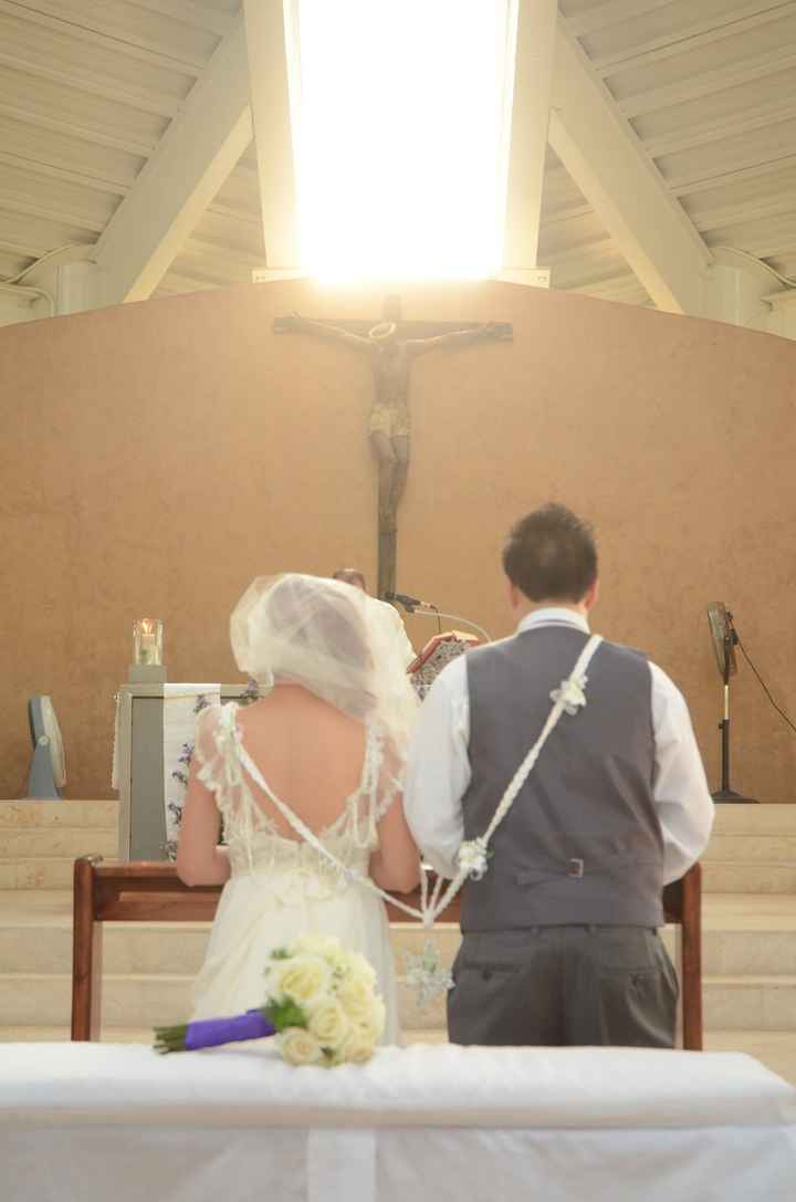 novios en la iglesia 