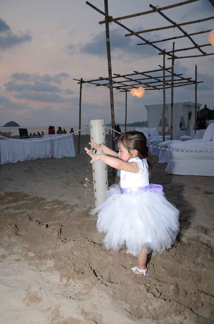 Mi nena jugando con la arena