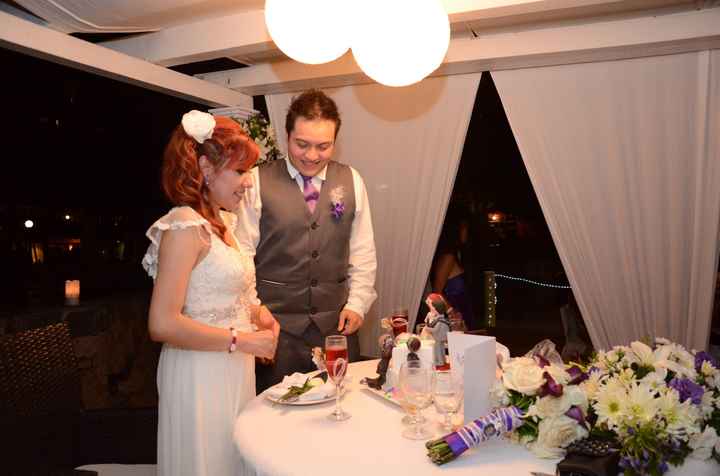 Partiendo el pastel nupcial
