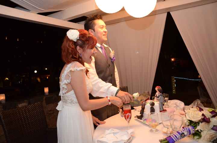 Partiendo el pastel nupcial