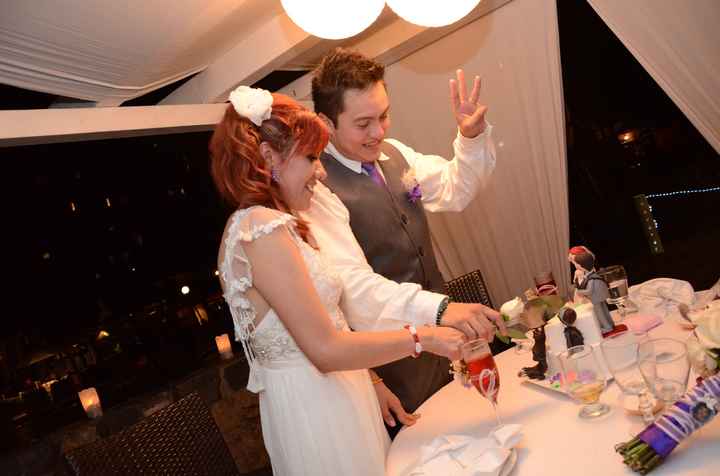 Partiendo el pastel nupcial