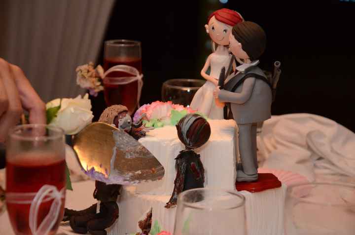 Partiendo el pastel nupcial