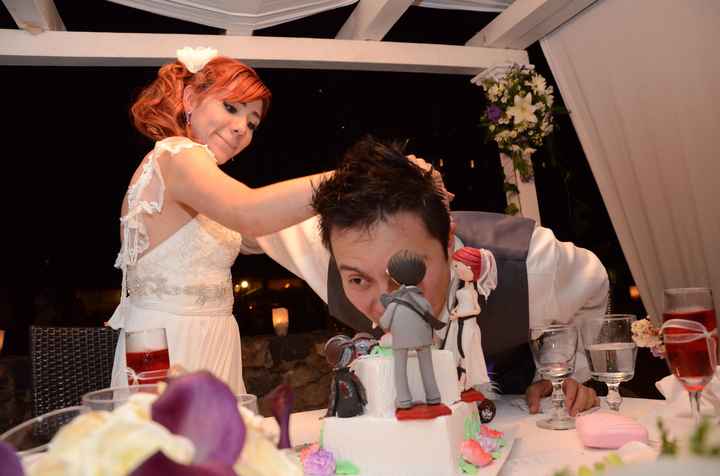 Partiendo el pastel nupcial