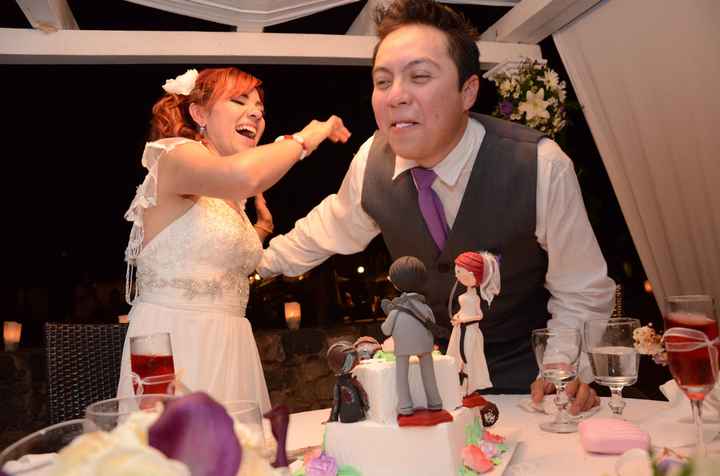 Partiendo el pastel nupcial