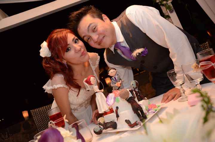 Partiendo el pastel nupcial
