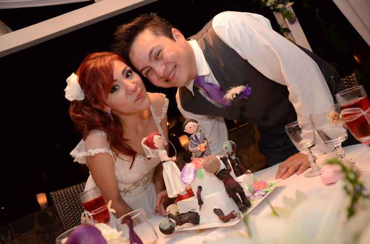 Partiendo el pastel nupcial