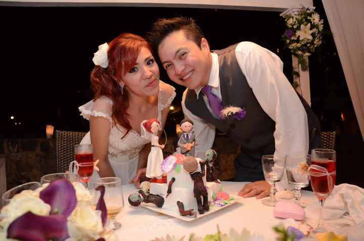 Partiendo el pastel nupcial