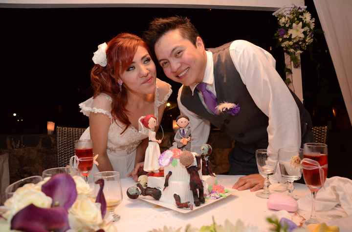 Partiendo el pastel nupcial