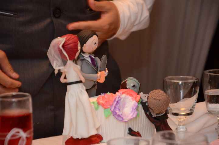 Partiendo el pastel nupcial