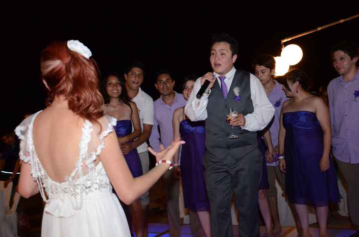 Mi esposo cantándome de sorpresa