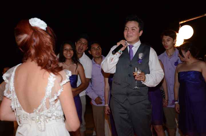 Mi esposo cantándome de sorpresa