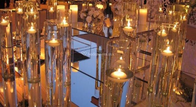 Centro de mesa con más velas que flores - 1