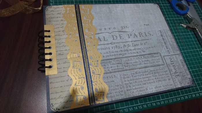 Pasta principal decorada y libro perforado y encuadernado con espiral