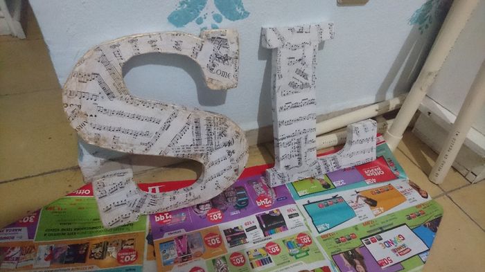 Dejar secar y después pincelear las orillas con pintura dorada