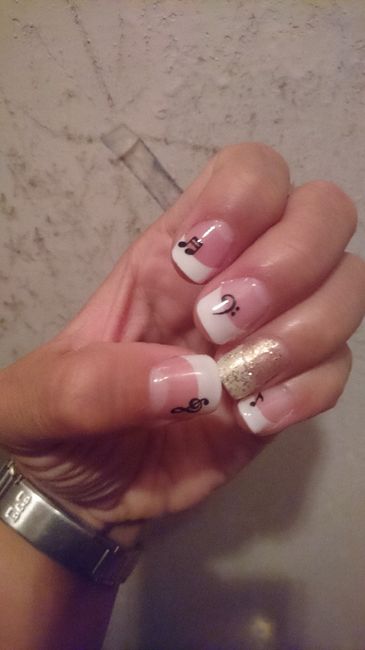 Uñas terminadas con notas musicales