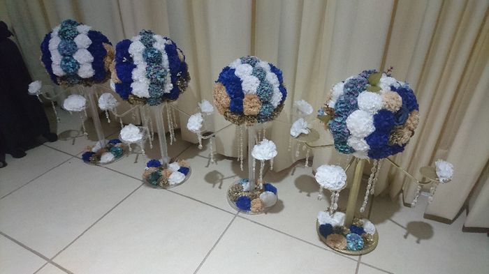 Centros de mesa altos armados en el Hotel de la boda