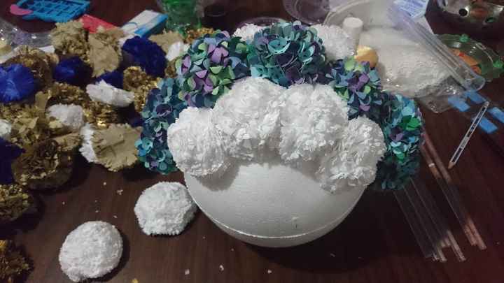 Pegando flores de papel