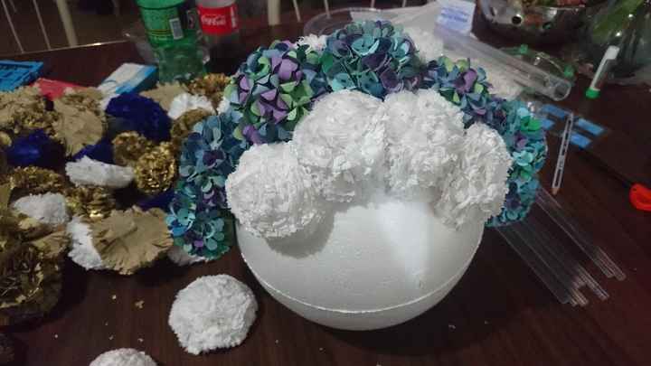 Pegando flores de papel 2