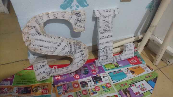 Dejar secar y después pincelear las orillas con pintura dorada