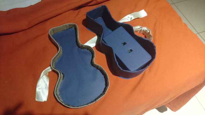 Mini estuche de guitarra para llevar anillos