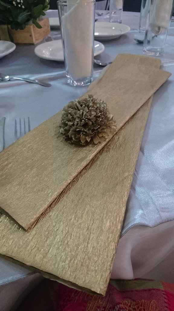 Papel Crepé Dorado y una florecita tipo clavel o pompón