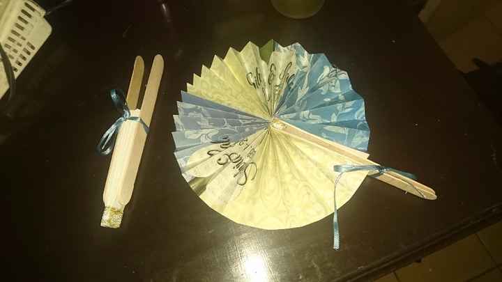 Abanico de papel Pai-Pai (a la izquierda el cerrado, a la derecha abierto)