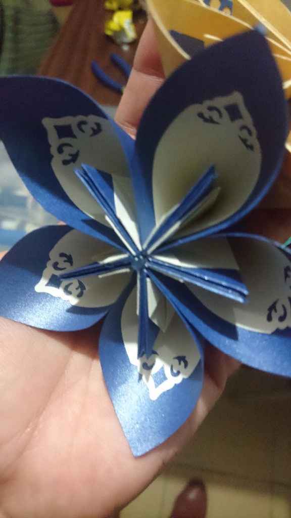 flor azul con detalle en blanco