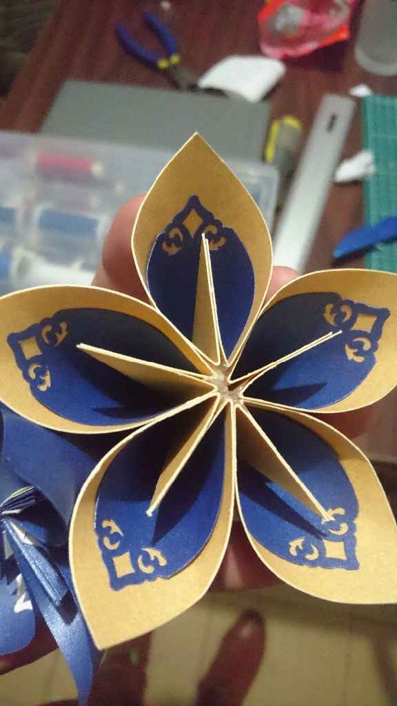 flor dorada con detalle en azul