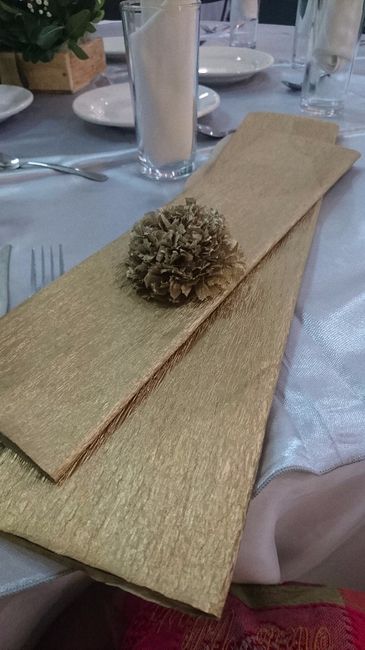 Papel Crepé Dorado y una florecita tipo clavel o pompón