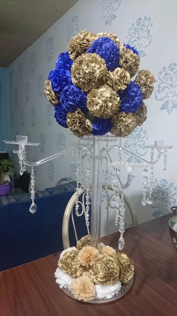 Centro de mesa, azul con dorado, base blanco y dorado