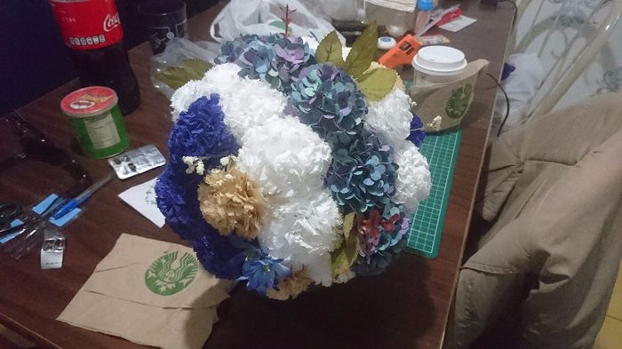 Empecé  a armar el topiaro con las hortensias y otros elementos artificiales