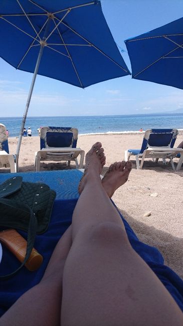 Playa y camastros del hotel