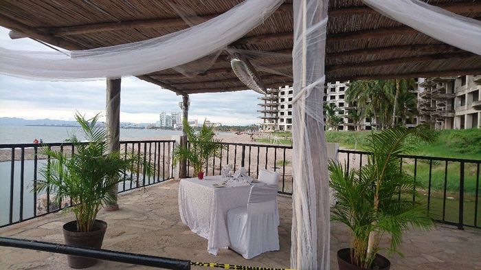 Posible cena romántica, a la orilla de la playa