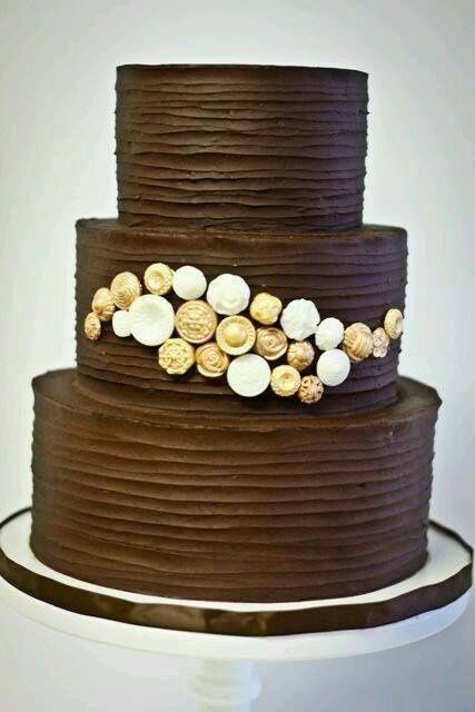 Pastel dorado con chocolate