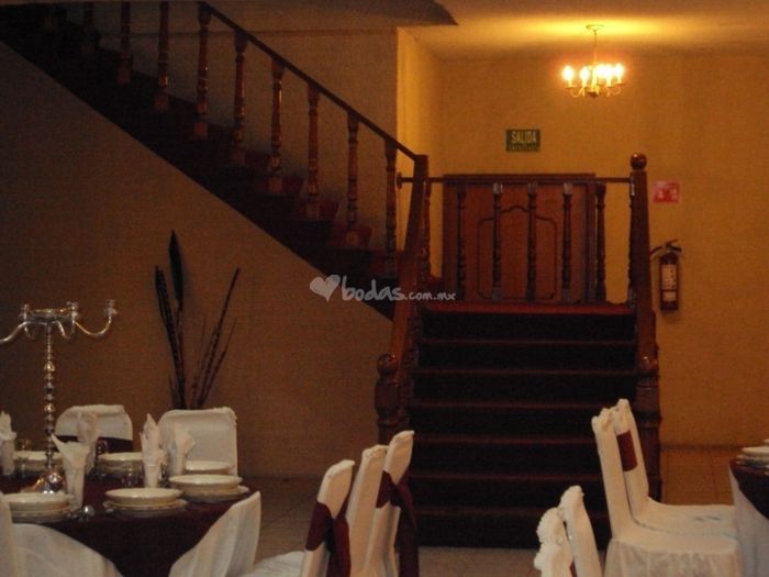 escalera z la q entran los novios