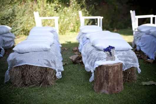 que tal las que se casan en jardines montar unas camitas con paja.. los niños quedarán fascinados