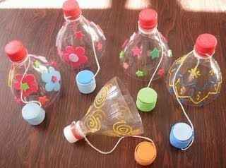 idea 11- que tal hacer yoyos con botelas de plástico y poner a los peques a decorarla