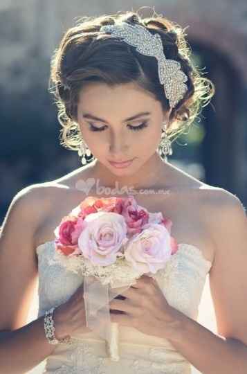 Broches , peinetas o flores  - 2