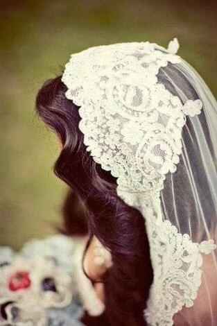 1.- Mantilla artesanal con cabello suelto