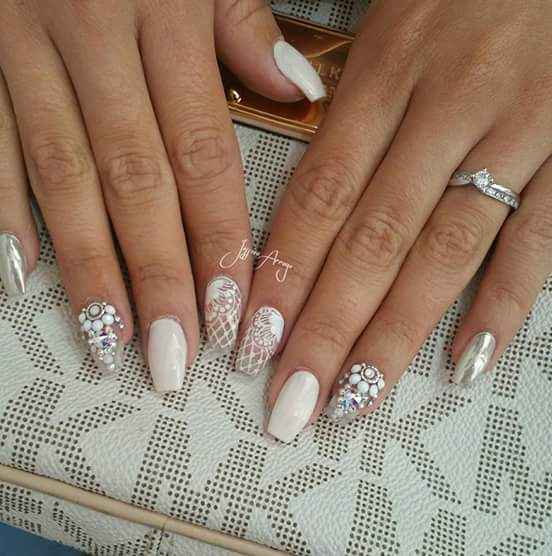 Uñas stiletto vs. uñas clásicas - 1