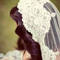 1.- Mantilla artesanal con cabello suelto