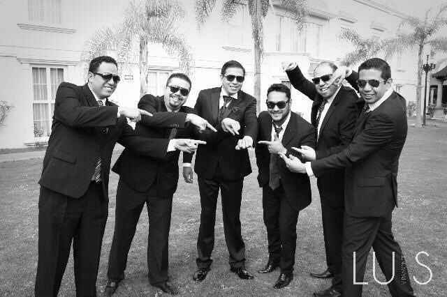 El novio con sus padrinos !! 