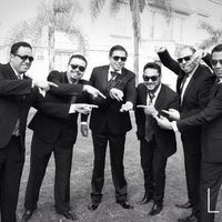El novio con sus padrinos !! 