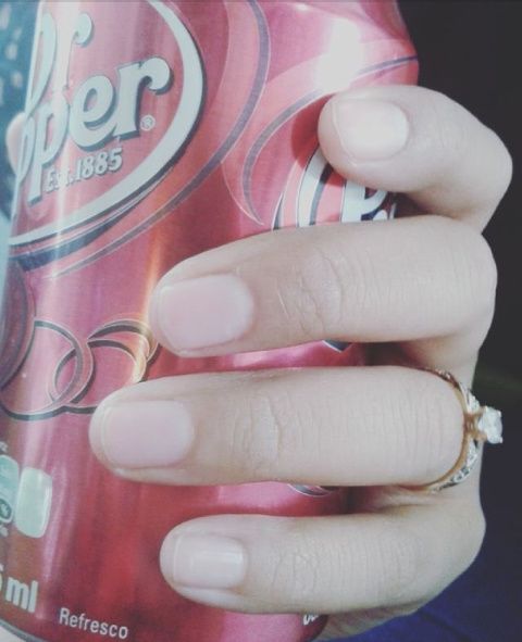 Mano lista para anillo de compromiso? - 1