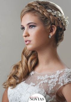 Cual es el peinado ideal para un vestido con espalda descubierta? - 1