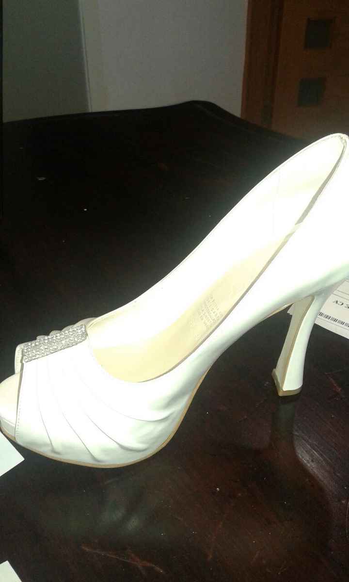 zapatillas con detalle al frente 