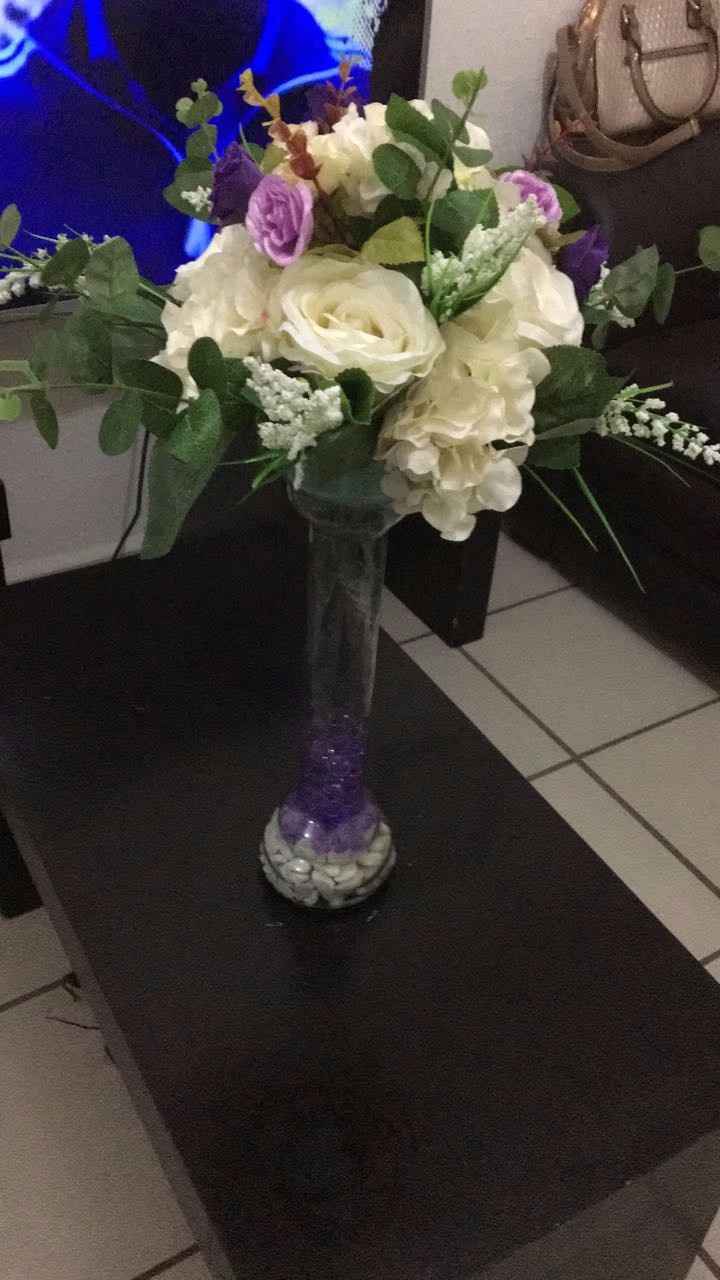 Rosas Tonos lilas y piedras y bolitas