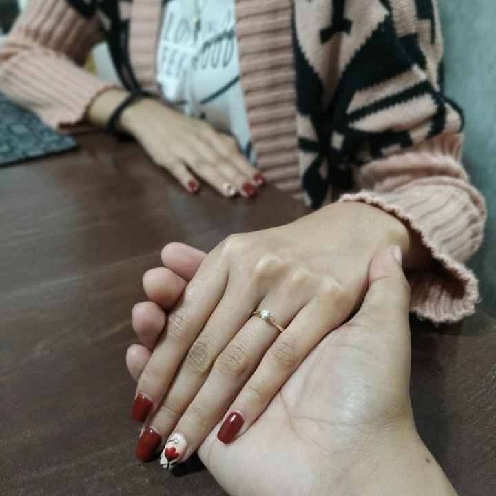 📸 Publica una foto mostrando su anillo de compromiso o alianza de boda - 1