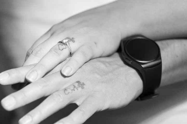 mostrando anillos de tatuajes, anillo y reloj de compromiso !!